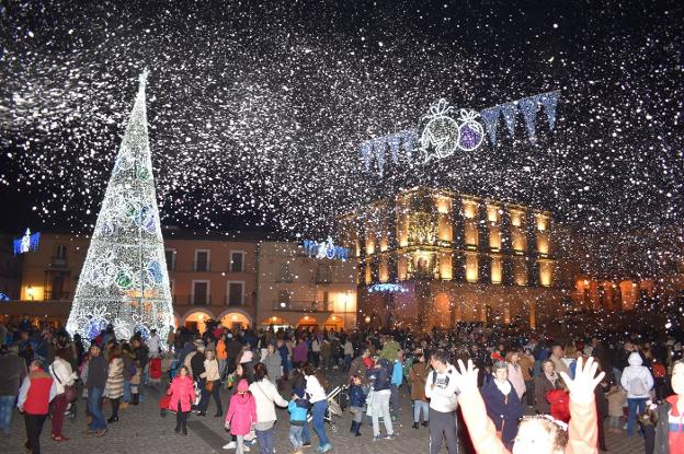 El encendido del nuevo árbol de Navidad en la plaza Mayor tendrá lugar el 5 de diciembre