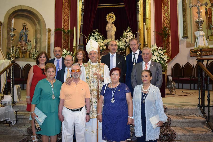 Representantes de las diferentes hermandades de la Virgen de la Victoria, entre ellos, la de Cáceres, con el obispo de Plasencia 