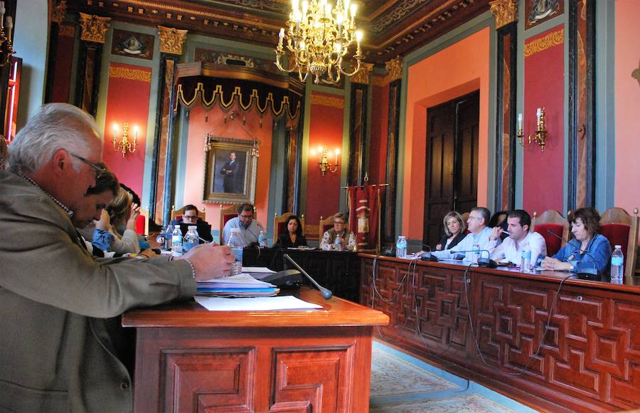 Emilio Novella, en primer plano, en un pleno en el Ayuntamiento 