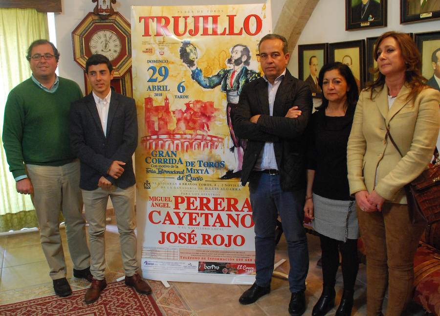 Representantes de Ayuntamiento y empresa organizadora, junto con la Asociación Cultural José Rojo y el novillero trujillano  