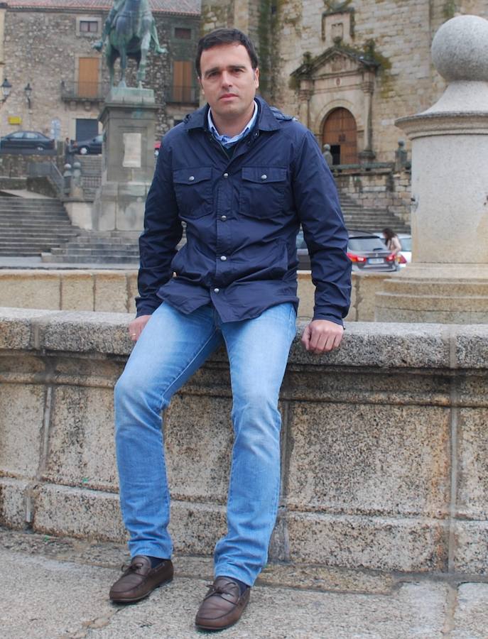 Raúl Gómez, en la plaza Mayor de Trujillo 