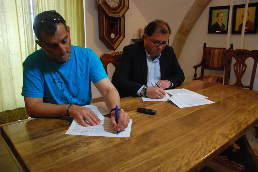 El Consistorio y la protectora de animales oficializan su relación con la firma de un covenio