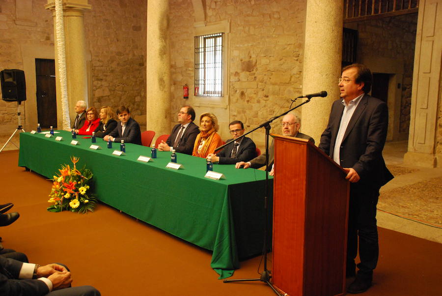 Autoridades en la inauguración 