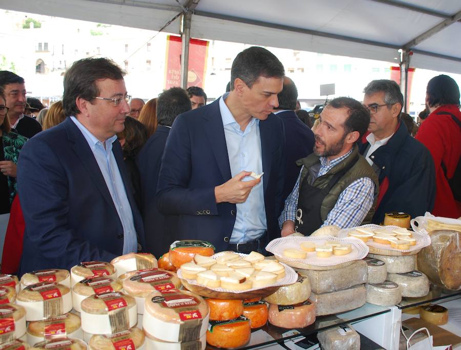 Pedro Sánchez y Guillermo Fernández Vara, con uno de los queseros asistentes 