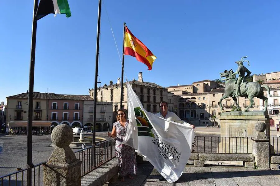 Mandatarios trujillanos con la bandera de los pueblos más bonitos de España 