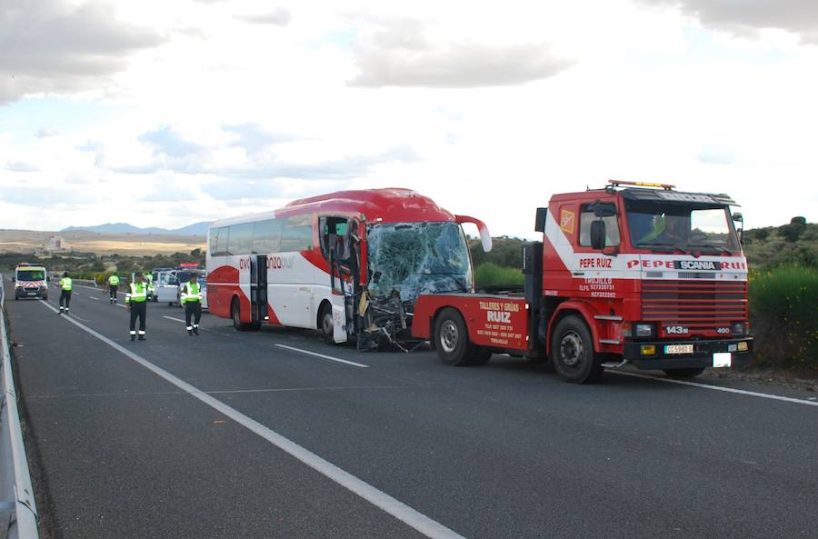 Doce personas resultan heridas en un choque entre un autobús y un camión