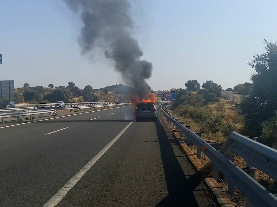 Un coche sale ardiendo en la autovía A-5