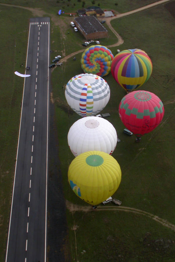 Exhbición de globos aerostáticos en el campo de vuelo de Aldeacentenera 