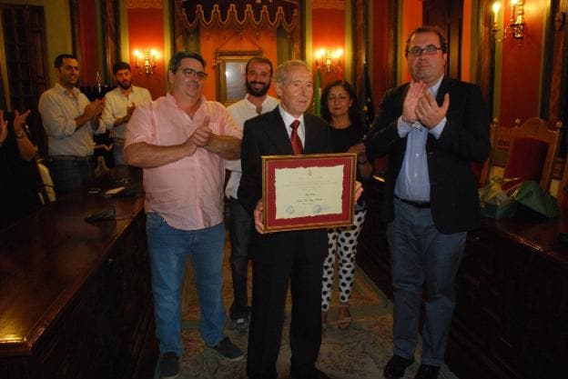 Entrega del reconocimiento a Isidro Ortega, en un cuadro 