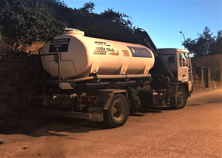 Camión cisterna para que los vecinos del Pago de San Clemente cojan agua CEDIDA