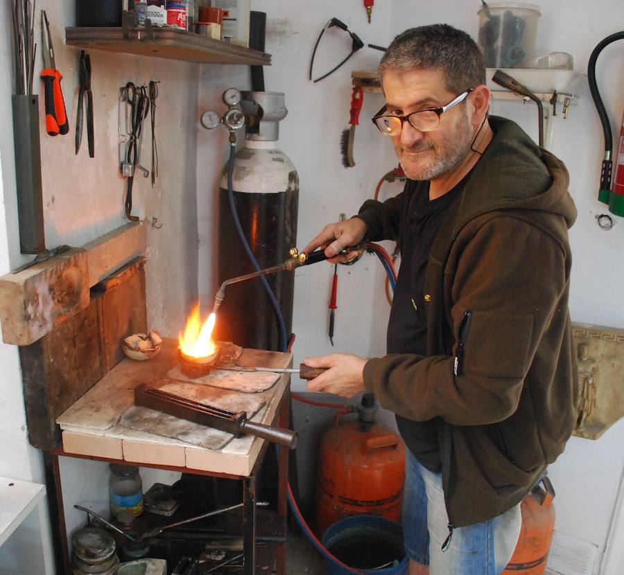 Vicente Chanquet con el soplete en la zona de fundición del taller 