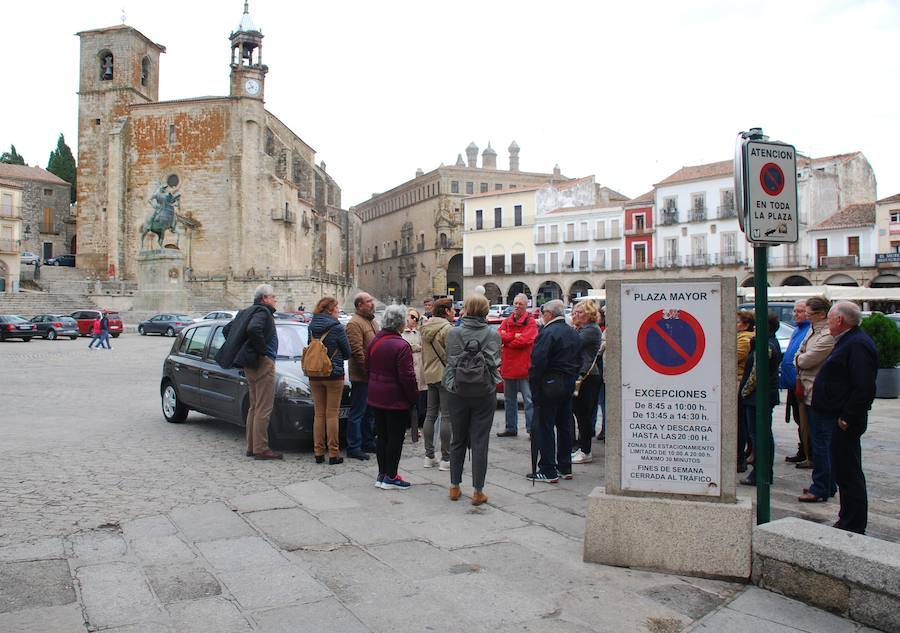 Uno de los panales informativos en la entrada de la plaza Mayor 