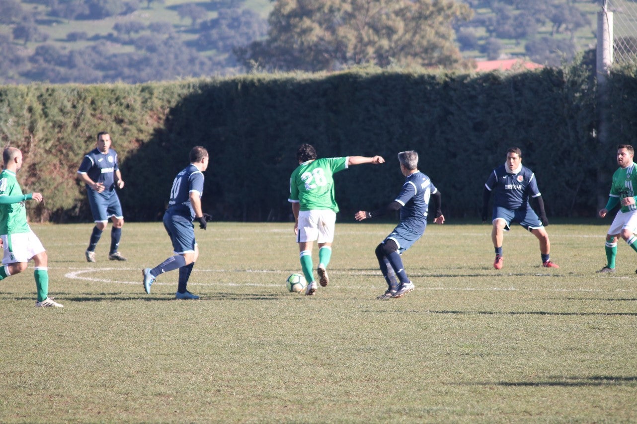 Imágenes del encuentro de semifinales de la Copa Luiqui de Veteranos disputado en el Municipal de San Roque y que terminó 1-3 (30-12-2018)