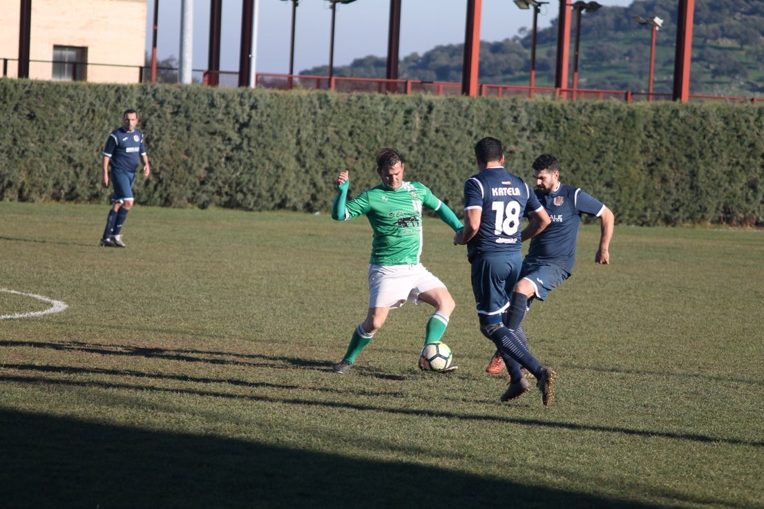 Imágenes del encuentro de semifinales de la Copa Luiqui de Veteranos disputado en el Municipal de San Roque y que terminó 1-3 (30-12-2018)