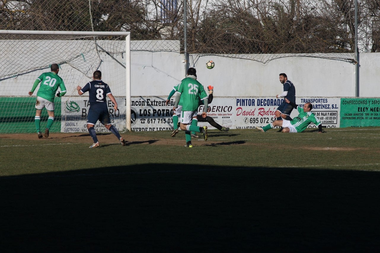 Imágenes del encuentro de semifinales de la Copa Luiqui de Veteranos disputado en el Municipal de San Roque y que terminó 1-3 (30-12-2018)