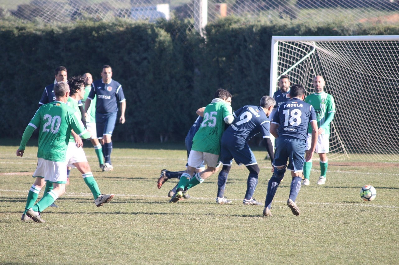 Imágenes del encuentro de semifinales de la Copa Luiqui de Veteranos disputado en el Municipal de San Roque y que terminó 1-3 (30-12-2018)