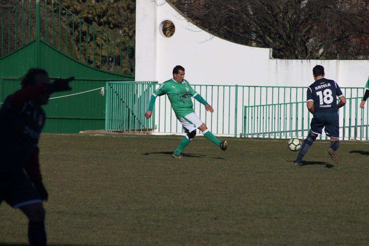 Imágenes del encuentro de semifinales de la Copa Luiqui de Veteranos disputado en el Municipal de San Roque y que terminó 1-3 (30-12-2018)