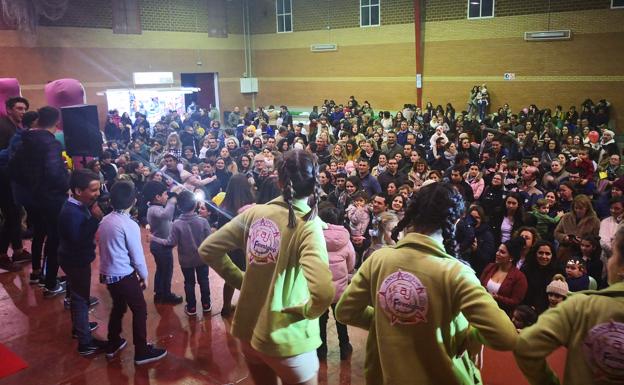 Galería. Los pequeños valverdeños bailaron sobre el escenario en la fiesta infantil