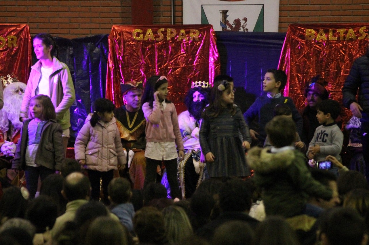 Algunas imágenes de la cabalgata de Los Reyes Magos de Oriente en Valverde de Leganés (05-01-2019)