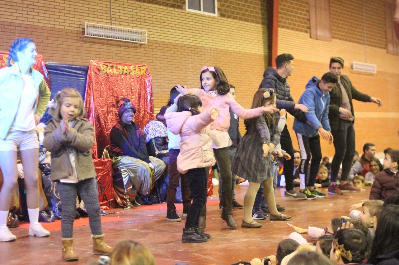 Algunas imágenes de la cabalgata de Los Reyes Magos de Oriente en Valverde de Leganés (05-01-2019)