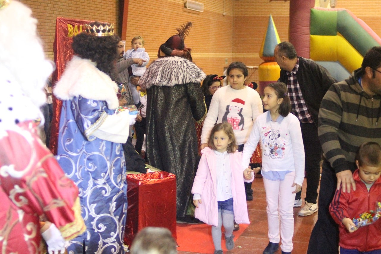 Algunas imágenes de la cabalgata de Los Reyes Magos de Oriente en Valverde de Leganés (05-01-2019)