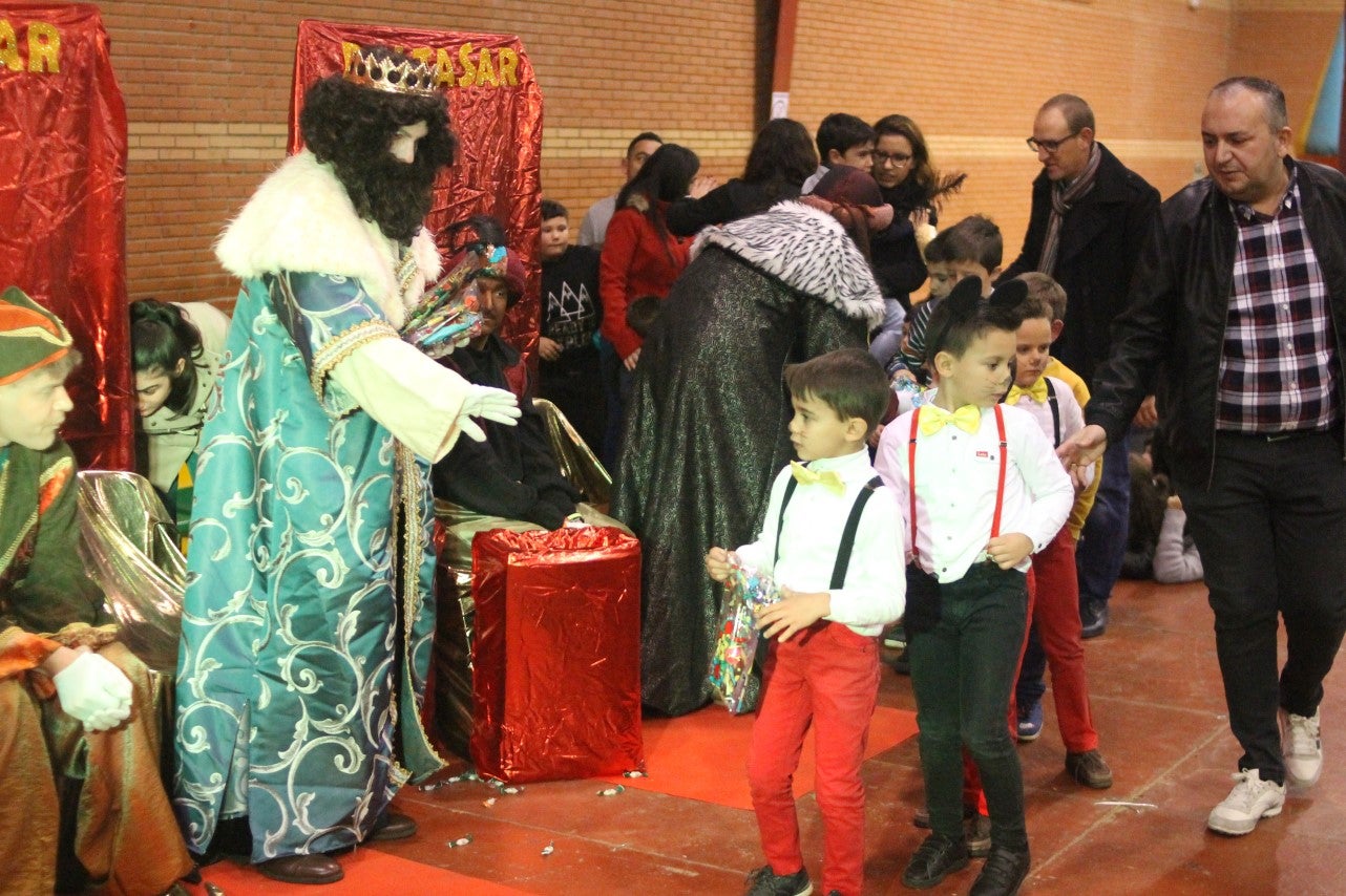 Algunas imágenes de la cabalgata de Los Reyes Magos de Oriente en Valverde de Leganés (05-01-2019)
