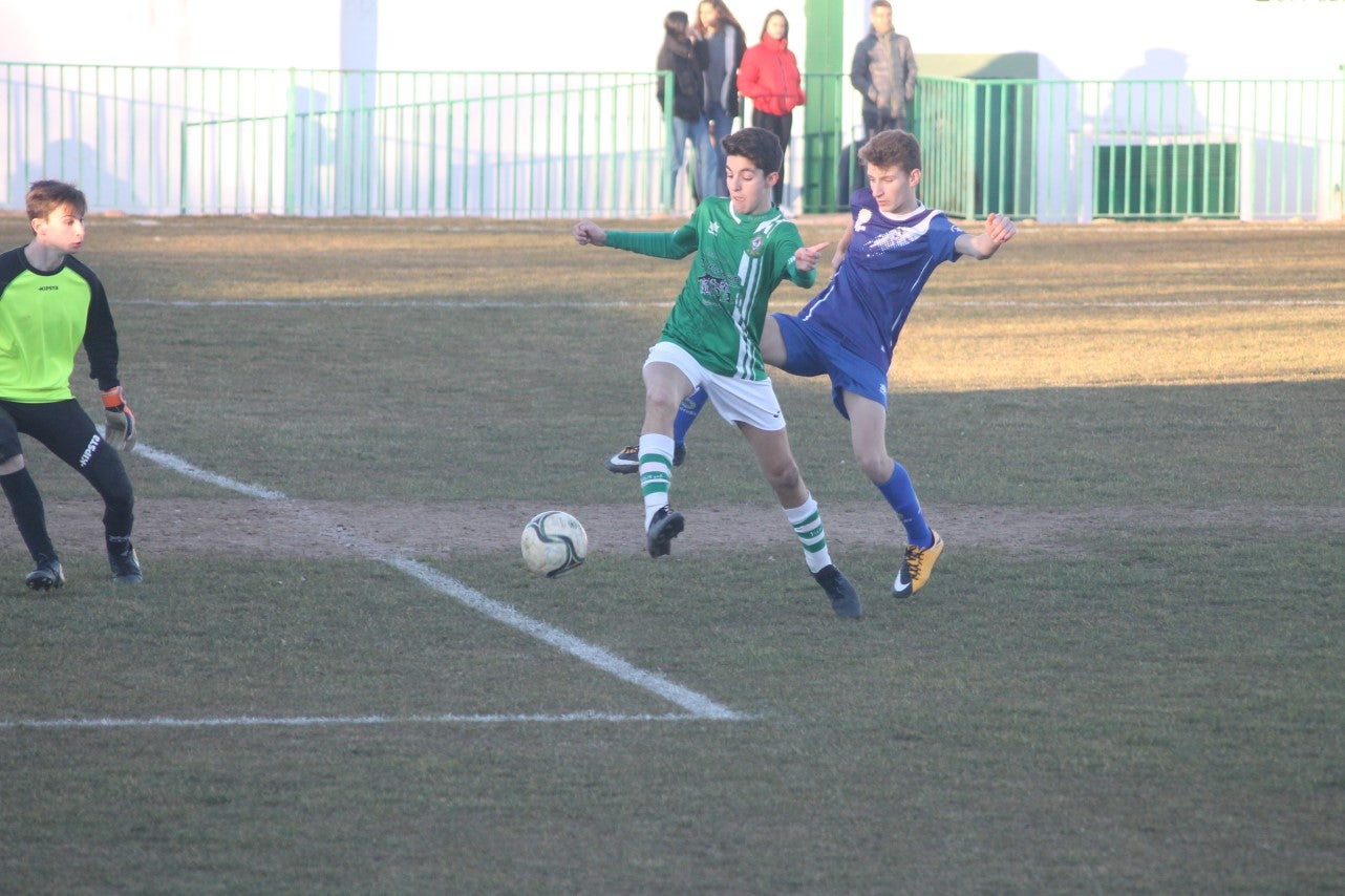 Imágenes del encuentro de juveniles de la doceava jornada de liga disputado en el Municipal de San Roque y que acabó 6-3 (12-01-2019)