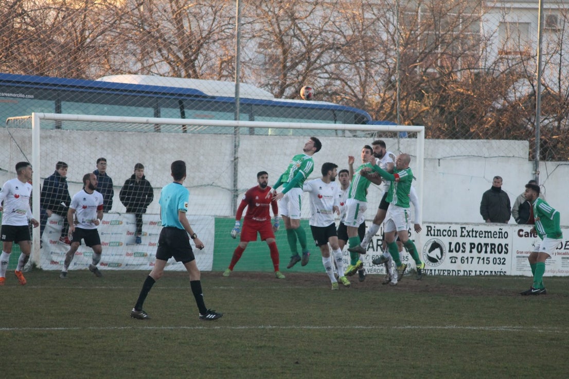 Imágenes del encuentro de la 21ª jornada de liga de Tercera División disputado en el Municipal de San Roque y que acabó 0-2 (20-01-2019)