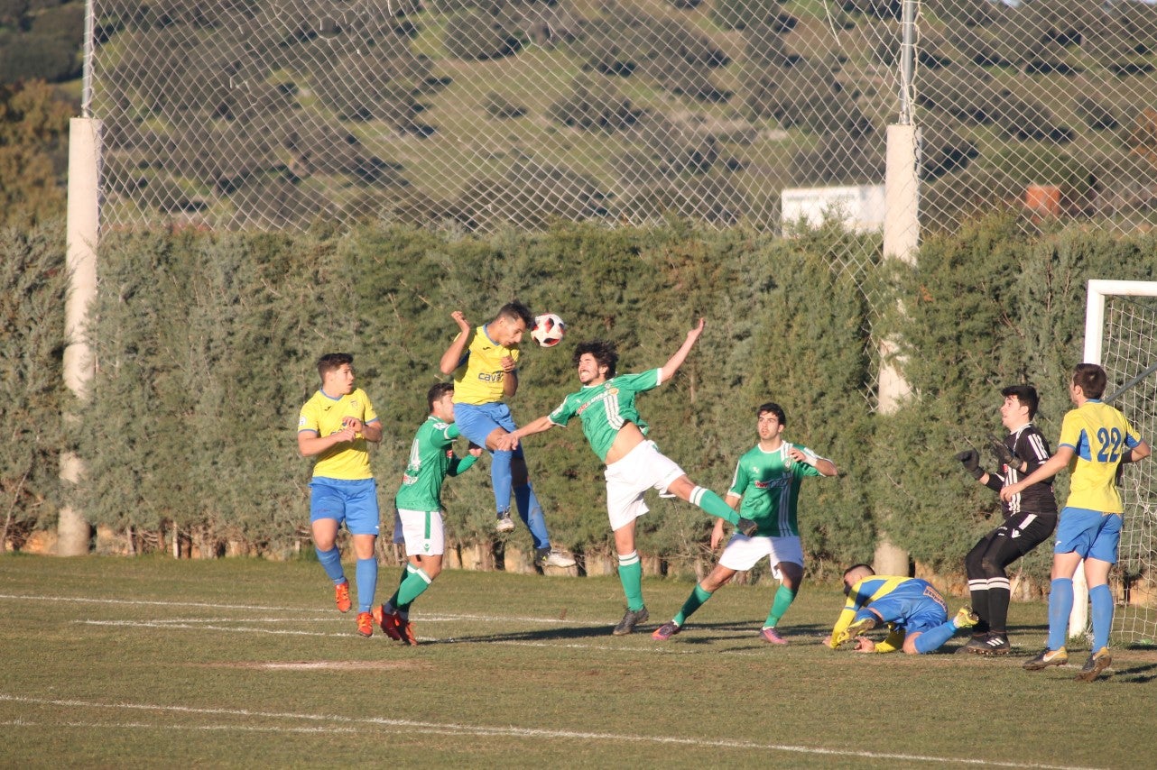 Imágenes del encuentro de la vigesimotercera jornada de liga de Tercera División, disputado en el Municipal de San Roque y que terminó 6-2 (03-02-2019)