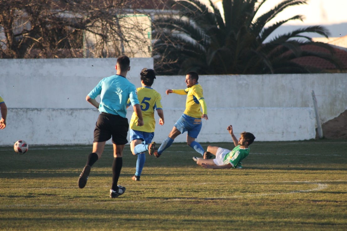 Imágenes del encuentro de la vigesimotercera jornada de liga de Tercera División, disputado en el Municipal de San Roque y que terminó 6-2 (03-02-2019)