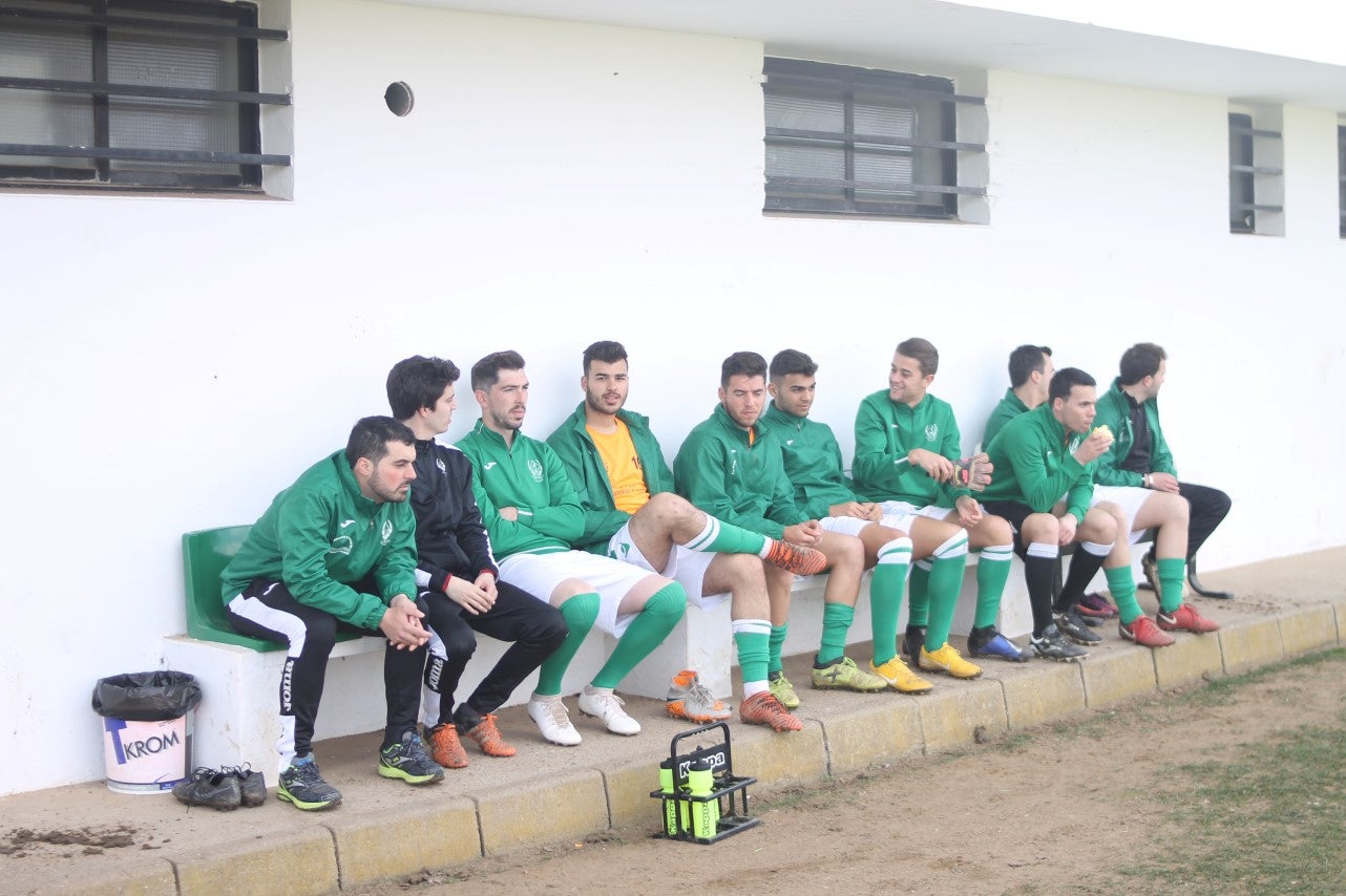 Imágenes del encuentro de la vigesimoquinta jornada de liga de Tercera División, disputado en el Municipal de San Roque, y que finalizó por 2-1 (17-02-2019)