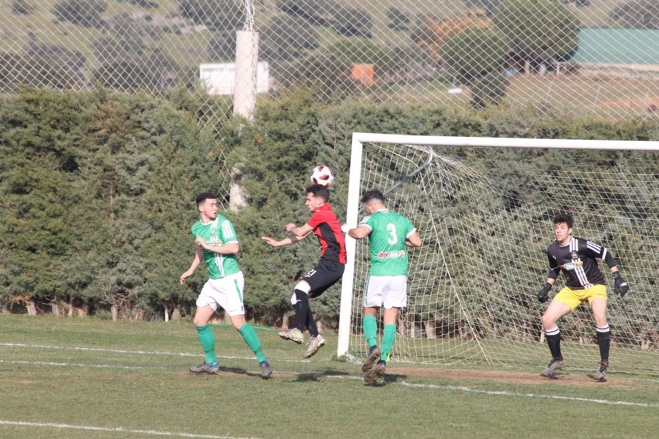 Imágenes del encuentro de la vigesimoquinta jornada de liga de Tercera División, disputado en el Municipal de San Roque, y que finalizó por 2-1 (17-02-2019)