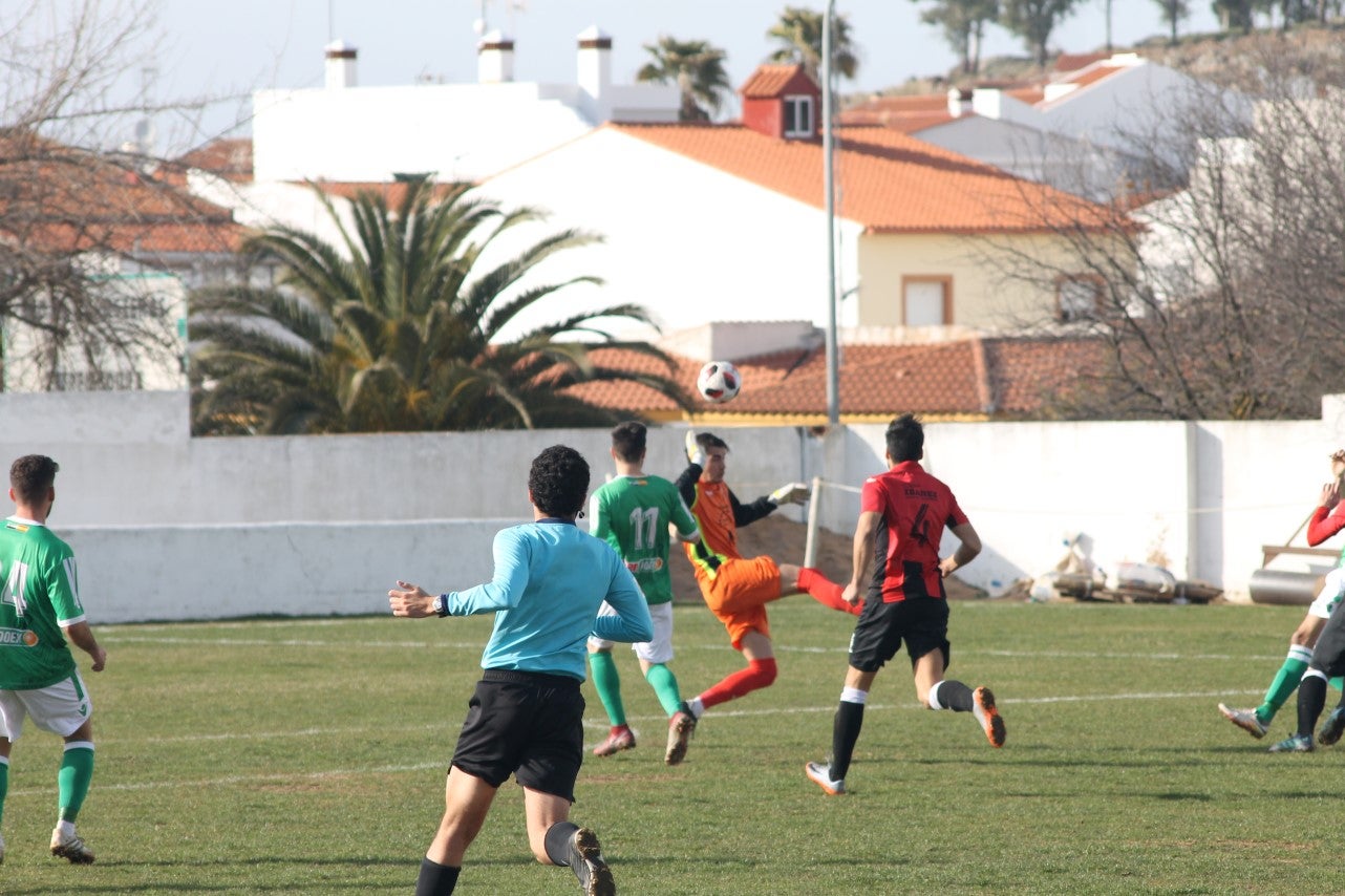 Imágenes del encuentro de la vigesimoquinta jornada de liga de Tercera División, disputado en el Municipal de San Roque, y que finalizó por 2-1 (17-02-2019)