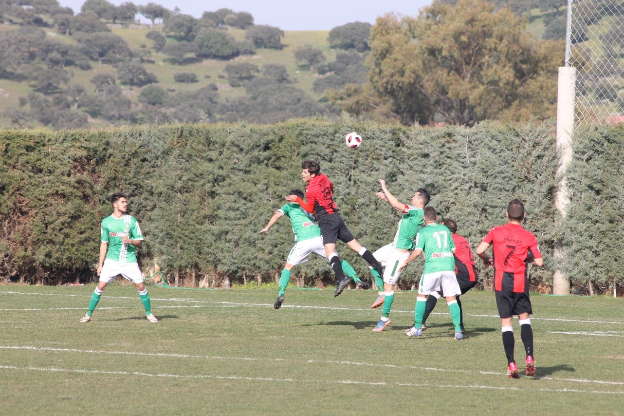 Imágenes del encuentro de la vigesimoquinta jornada de liga de Tercera División, disputado en el Municipal de San Roque, y que finalizó por 2-1 (17-02-2019)