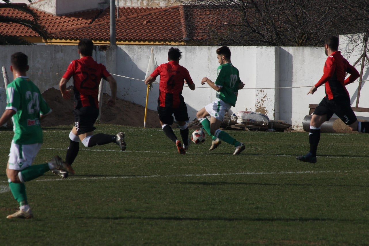 Imágenes del encuentro de la vigesimoquinta jornada de liga de Tercera División, disputado en el Municipal de San Roque, y que finalizó por 2-1 (17-02-2019)