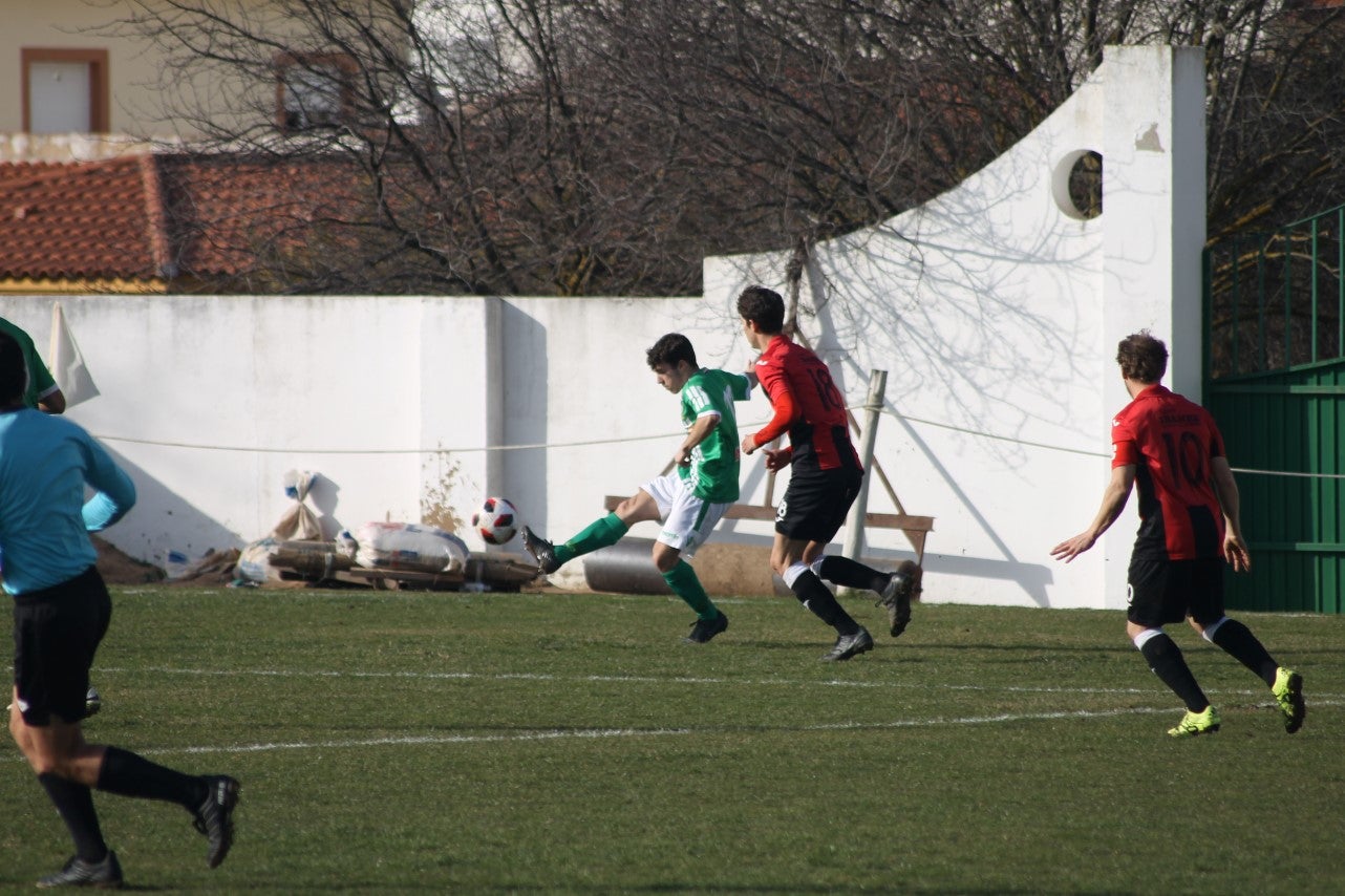 Imágenes del encuentro de la vigesimoquinta jornada de liga de Tercera División, disputado en el Municipal de San Roque, y que finalizó por 2-1 (17-02-2019)