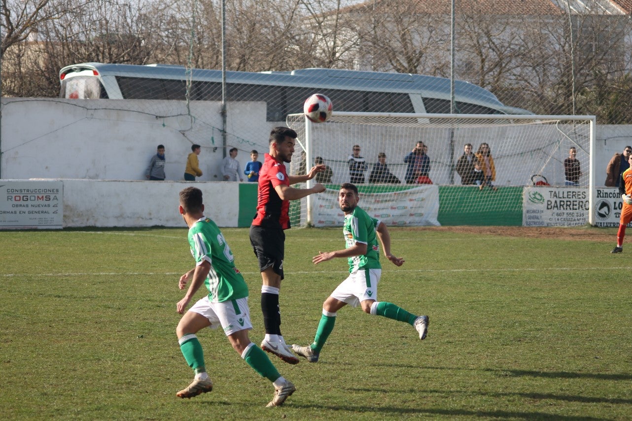 Imágenes del encuentro de la vigesimoquinta jornada de liga de Tercera División, disputado en el Municipal de San Roque, y que finalizó por 2-1 (17-02-2019)