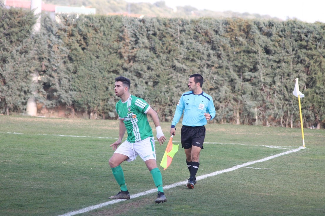 Imágenes del encuentro de la vigesimoquinta jornada de liga de Tercera División, disputado en el Municipal de San Roque, y que finalizó por 2-1 (17-02-2019)