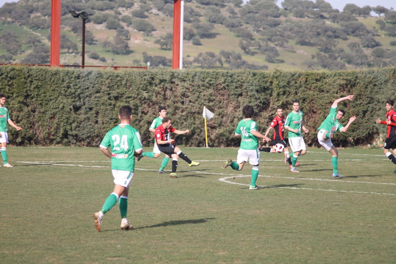 Imágenes del encuentro de la vigesimoquinta jornada de liga de Tercera División, disputado en el Municipal de San Roque, y que finalizó por 2-1 (17-02-2019)