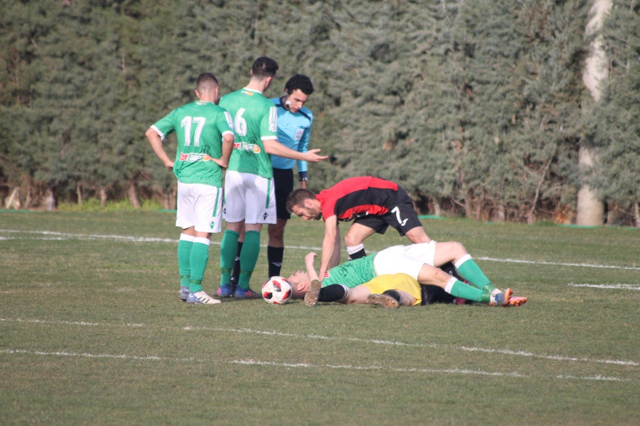 Imágenes del encuentro de la vigesimoquinta jornada de liga de Tercera División, disputado en el Municipal de San Roque, y que finalizó por 2-1 (17-02-2019)