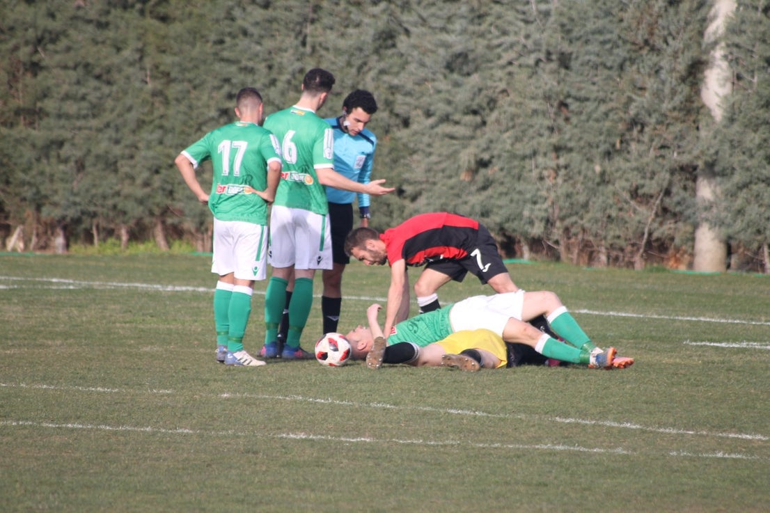 Imágenes del encuentro de la vigesimoquinta jornada de liga de Tercera División, disputado en el Municipal de San Roque, y que finalizó por 2-1 (17-02-2019)