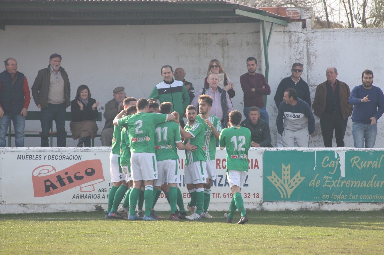 Imágenes del encuentro de la vigesimoquinta jornada de liga de Tercera División, disputado en el Municipal de San Roque, y que finalizó por 2-1 (17-02-2019)
