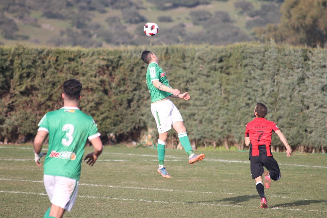 Imágenes del encuentro de la vigesimoquinta jornada de liga de Tercera División, disputado en el Municipal de San Roque, y que finalizó por 2-1 (17-02-2019)