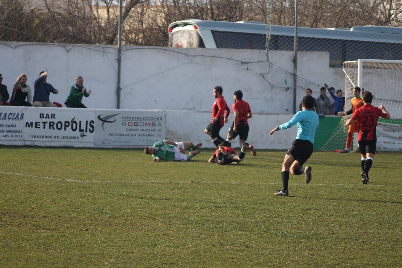 Imágenes del encuentro de la vigesimoquinta jornada de liga de Tercera División, disputado en el Municipal de San Roque, y que finalizó por 2-1 (17-02-2019)