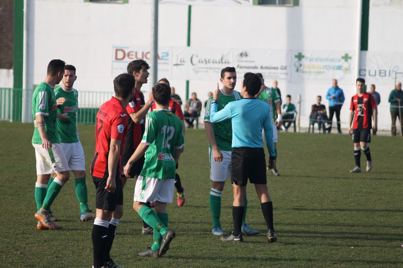 Imágenes del encuentro de la vigesimoquinta jornada de liga de Tercera División, disputado en el Municipal de San Roque, y que finalizó por 2-1 (17-02-2019)