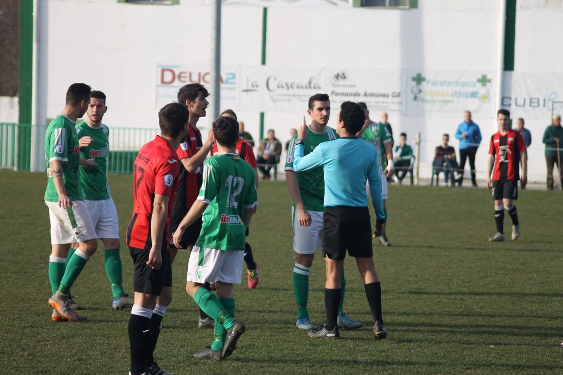 Imágenes del encuentro de la vigesimoquinta jornada de liga de Tercera División, disputado en el Municipal de San Roque, y que finalizó por 2-1 (17-02-2019)