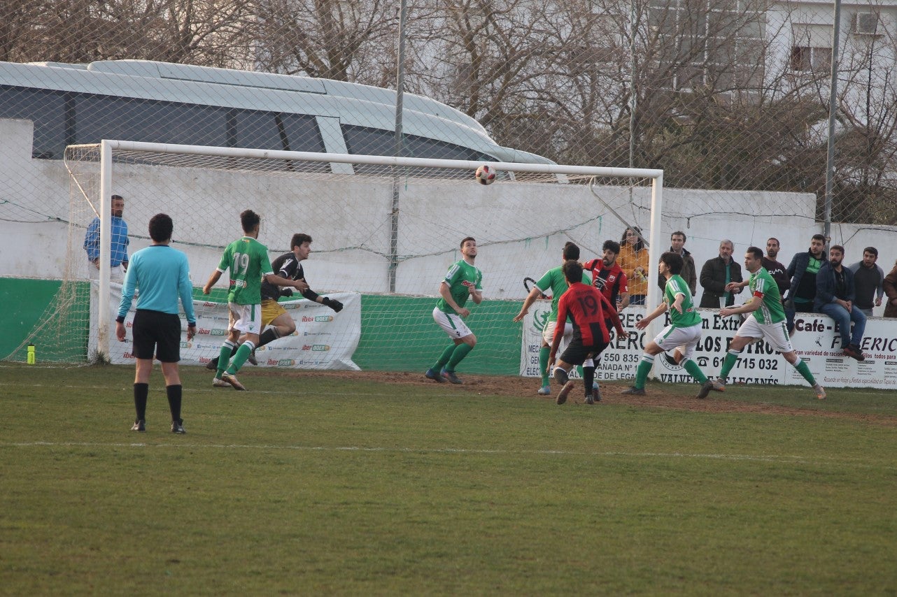 Imágenes del encuentro de la vigesimoquinta jornada de liga de Tercera División, disputado en el Municipal de San Roque, y que finalizó por 2-1 (17-02-2019)