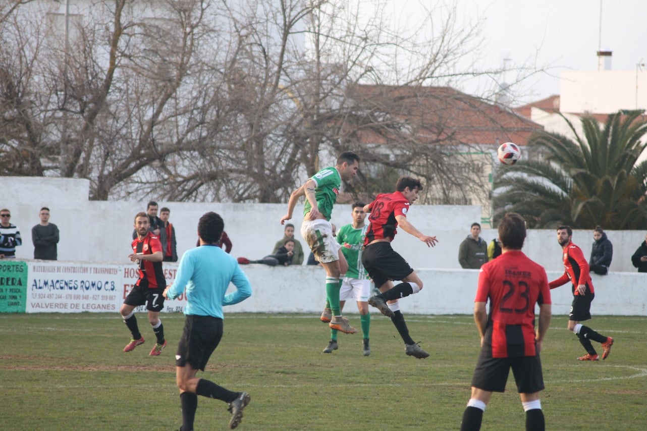 Imágenes del encuentro de la vigesimoquinta jornada de liga de Tercera División, disputado en el Municipal de San Roque, y que finalizó por 2-1 (17-02-2019)