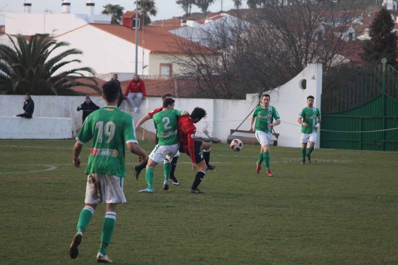 Imágenes del encuentro de la vigesimoquinta jornada de liga de Tercera División, disputado en el Municipal de San Roque, y que finalizó por 2-1 (17-02-2019)