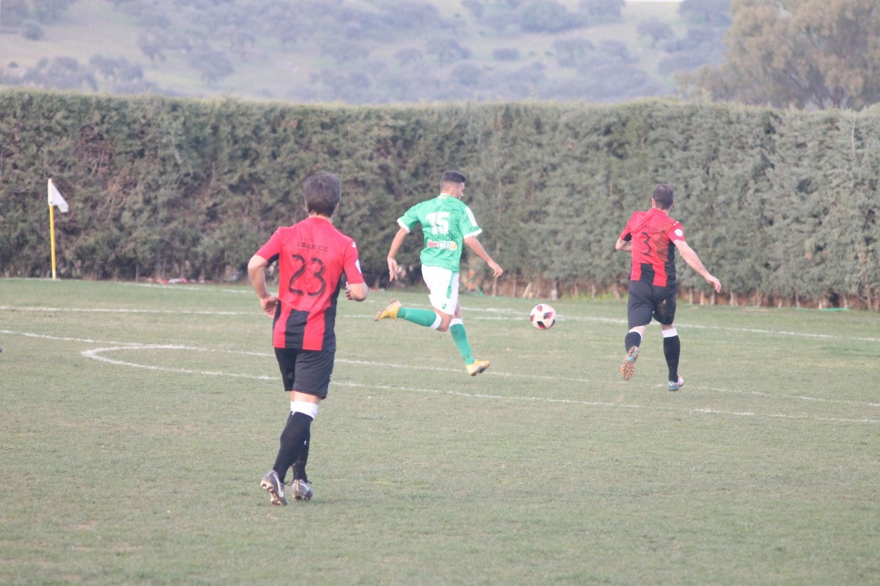 Imágenes del encuentro de la vigesimoquinta jornada de liga de Tercera División, disputado en el Municipal de San Roque, y que finalizó por 2-1 (17-02-2019)